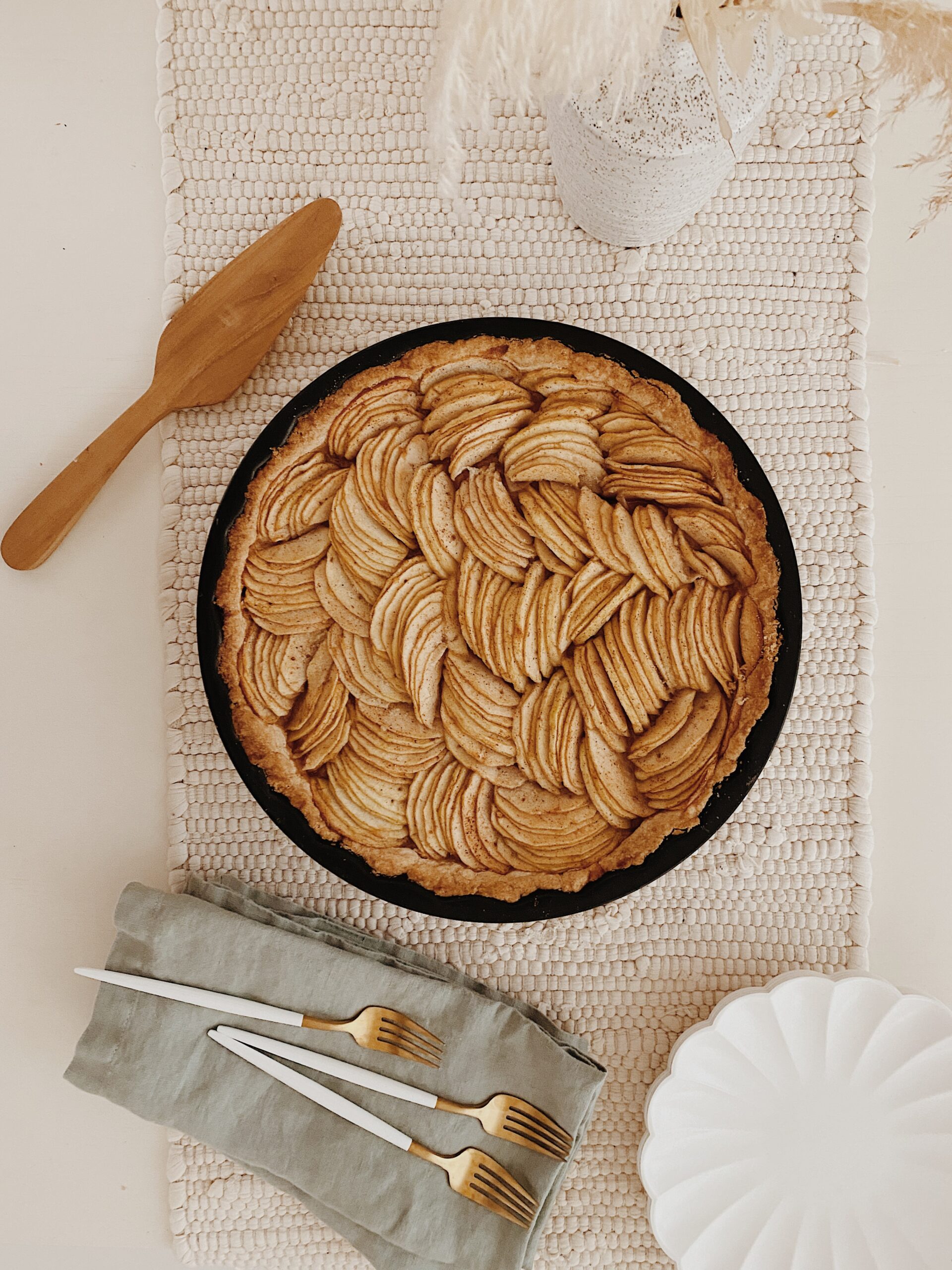 an easy (but SUPER FANCY looking) apple tart